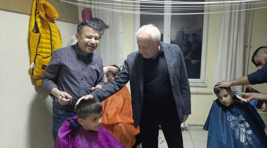 BOZKIR’DA GÖNÜLLÜ BERBERLER KYK YURDUNDA DEPREMZEDELERE ÜCRETSİZ HİZMET VERİYOR